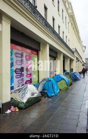 Eine Reihe von Zelten für Rough Sleepers auf William IV Street, in der Nähe von Charing Cross Station in London's West End, Großbritannien Stockfoto