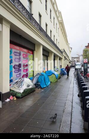 Eine Reihe von Zelten für Rough Sleepers auf William IV Street, in der Nähe von Charing Cross Station in London's West End, Großbritannien Stockfoto