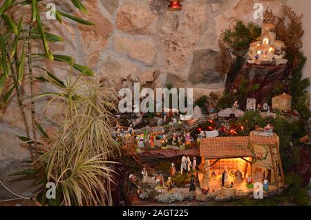 Zoom auf Weihnachten Weihnachten Figuren und Ornamente Stockfoto