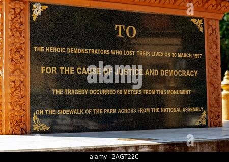 Ein Stupa memorializes Mord Opfer einer Granate Angriff 1997 auf eine Opposition Rallye 1997 in Watum Botum Park in Phnom Penh, Kambodscha. Stockfoto