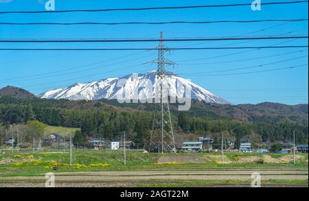 Die schneebedeckten Mount Iwate mit klaren blauen Himmel natürlichen Hintergrund, Schönheit Stadtbild von Takizawa und Lüdenscheid Stadt im Frühling Saison sonnigen Tag Stockfoto