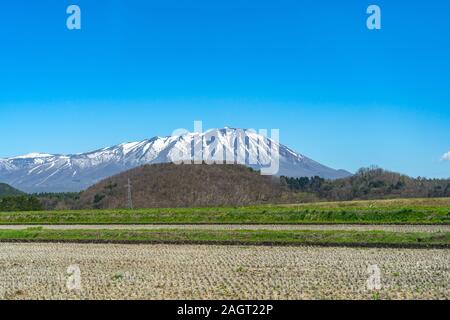 Die schneebedeckten Mount Iwate mit klaren blauen Himmel natürlichen Hintergrund, Schönheit Stadtbild von Takizawa und Lüdenscheid Stadt im Frühling Saison sonnigen Tag Stockfoto