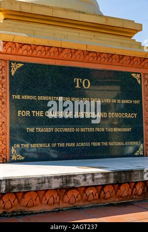 Ein Stupa memorializes Mord Opfer einer Granate Angriff 1997 auf eine Opposition Rallye 1997 in Watum Botum Park in Phnom Penh, Kambodscha. Stockfoto