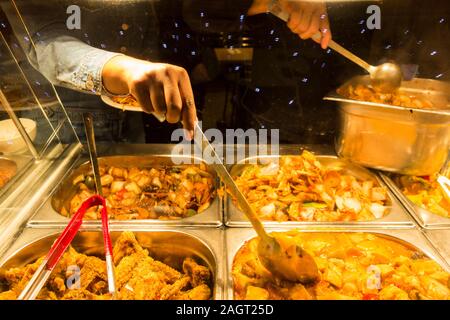 Kunden, die sich in einem Chinesischen Restaurant in Chinatown, Soho, London, Großbritannien Stockfoto