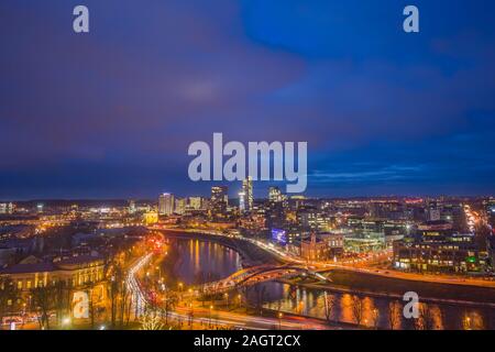 Stadt Vilnius mit leuchtenden Gebäude im Abendlicht Stockfoto