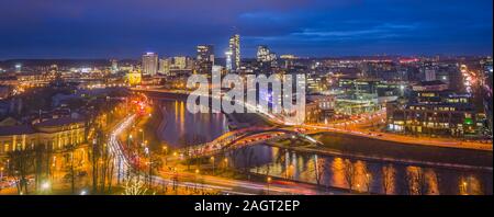 Stadt Vilnius mit leuchtenden Gebäude im Abendlicht Stockfoto