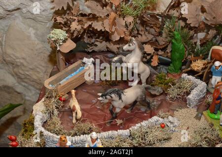 Zoom auf Weihnachten Weihnachten Figuren und Ornamente Stockfoto