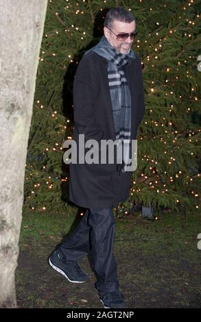 George Michael kommt zurück in 2011 in seinem Haus in Highgate nach einem Monat im Krankenhaus in Österreich mit Grippe. Stockfoto