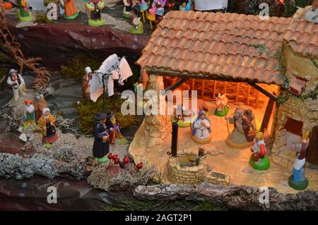 Zoom auf Weihnachten Weihnachten Figuren und Ornamente Stockfoto