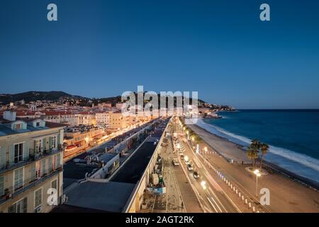 Leuchtet auf bei Dämmerung über die Altstadt von Nizza an der Cote d'Azur in Frankreich und das Mittelmeer und den Strand entlang der Promenade des Anglais Stockfoto