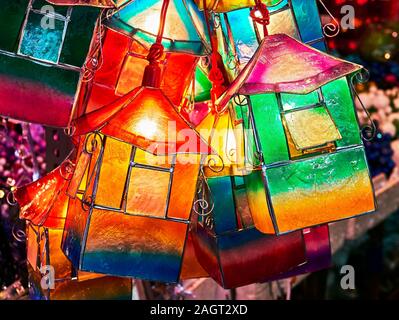 Hell erleuchtete bunte traditionelle Laternen aus dünnem Muscheln außerhalb eines shop Divisoria Markt in Manila, Philippinen hängen. Stockfoto