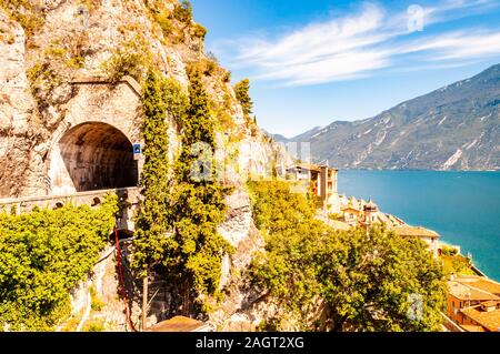 Herrlicher Panoramablick auf die Straße rund um den Gardasee voll von Tunnels und Galerien in den Felsen am Rand der Küste gemacht Stockfoto