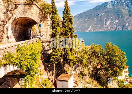 Herrlicher Panoramablick auf die Straße rund um den Gardasee voll von Tunnels und Galerien in den Felsen am Rand der Küste gemacht Stockfoto