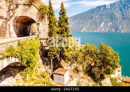 Herrlicher Panoramablick auf die Straße rund um den Gardasee voll von Tunnels und Galerien in den Felsen am Rand der Küste gemacht Stockfoto