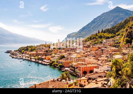 Limone Sul Garda stadtbild am Ufer des Gardasees in Norditalien von der malerischen Natur umgeben. Tolle italienische Städte Stockfoto
