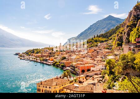 Limone Sul Garda stadtbild am Ufer des Gardasees in Norditalien von der malerischen Natur umgeben. Tolle italienische Städte Stockfoto