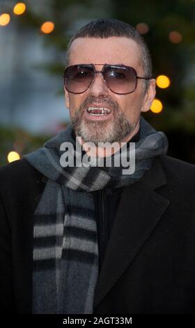 George Michael kommt zurück in 2011 in seinem Haus in Highgate nach einem Monat im Krankenhaus in Österreich mit Grippe. Stockfoto