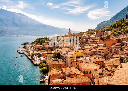 Limone Sul Garda stadtbild am Ufer des Gardasees in Norditalien von der malerischen Natur umgeben. Tolle italienische Städte Stockfoto