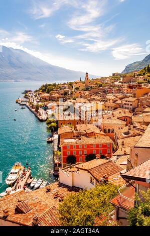 Limone Sul Garda stadtbild am Ufer des Gardasees in Norditalien von der malerischen Natur umgeben. Tolle italienische Städte Stockfoto