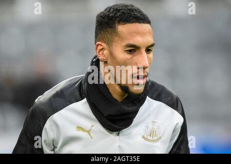 Newcastle, UK. 21 Dez, 2019. NEWCASTLE UPON TYNE, ENGLAND - 21. Dezember Isaac Hayden (14) von Newcastle United während der Aufwärmphase vor dem Spiel in der Premier League Match zwischen Newcastle United und Crystal Palace der St. James's Park, Newcastle am Samstag, den 21. Dezember 2019. (Credit: Iam Brennen | MI Nachrichten) das Fotografieren dürfen nur für Zeitung und/oder Zeitschrift redaktionelle Zwecke verwendet werden, eine Lizenz für die gewerbliche Nutzung Kreditkarte erforderlich: MI Nachrichten & Sport/Alamy leben Nachrichten Stockfoto