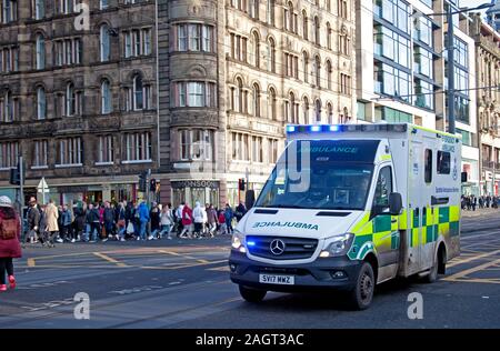 Die Princes Street, Edinburgh, Schottland, Großbritannien. Dezember 2019 21. Notarzt und Sanitäter Personal benötigen mehr Zeit krank aufgrund von Angst, Stress und Depression, von Figuren der Scottish Ambulance Service. Die Anzahl der Ambulance Service Personal unterzeichnete weg durch psychische Gesundheit hat sich in den letzten drei Jahren angestiegen ist. Credit: Bogen Weiß/Alamy leben Nachrichten Stockfoto