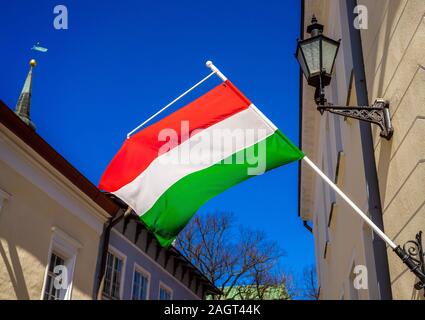 Ungarische Flagge auf Gebäude gegen den blauen Himmel auf Sonnigen Tag Stockfoto