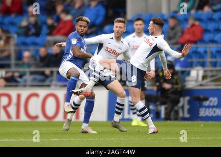 CARDIFF, WALES - Dezember 21 St Paul Gallagher und Alan Browne von Preston North End Kampf gegen Leandro Bacuna von Cardiff City während der Sky Bet Championship Match zwischen Cardiff City und Preston North End an der Cardiff City Stadium, Cardiff am Samstag, den 21. Dezember 2019. (Credit: Jeff Thomas | MI Nachrichten) das Fotografieren dürfen nur für Zeitung und/oder Zeitschrift redaktionelle Zwecke verwendet werden, eine Lizenz für die gewerbliche Nutzung Kreditkarte erforderlich: MI Nachrichten & Sport/Alamy leben Nachrichten Stockfoto