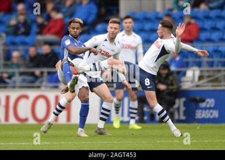 CARDIFF, WALES - Dezember 21 St Paul Gallagher und Alan Browne von Preston North End Kampf gegen Leandro Bacuna von Cardiff City während der Sky Bet Championship Match zwischen Cardiff City und Preston North End an der Cardiff City Stadium, Cardiff am Samstag, den 21. Dezember 2019. (Credit: Jeff Thomas | MI Nachrichten) das Fotografieren dürfen nur für Zeitung und/oder Zeitschrift redaktionelle Zwecke verwendet werden, eine Lizenz für die gewerbliche Nutzung Kreditkarte erforderlich: MI Nachrichten & Sport/Alamy leben Nachrichten Stockfoto