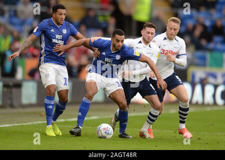 CARDIFF, WALES - Dezember 21. Curtis Nelson von Cardiff City schlachten Tom Clarke und Alan Browne von Preston North End von Preston North End während der Sky Bet Championship Match zwischen Cardiff City und Preston North End an der Cardiff City Stadium, Cardiff am Samstag, den 21. Dezember 2019. (Credit: Jeff Thomas | MI Nachrichten) das Fotografieren dürfen nur für Zeitung und/oder Zeitschrift redaktionelle Zwecke verwendet werden, eine Lizenz für die gewerbliche Nutzung Kreditkarte erforderlich: MI Nachrichten & Sport/Alamy leben Nachrichten Stockfoto