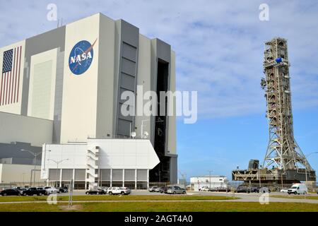 Kennedy Space Center, Florida, USA. Dezember 20, 2019. Die NASA hat seine Space Launch System (SLS) die Mobile Startplattform (MLP) von Launch Complex 39B zurück in das Vehicle Assembly Building (VAB). Der Umzug war aufgrund der hohen Winde und die Boeing Starliner Start verzögert. Die nächste Kalk die MLP taucht es wird eine voll gestapelt SLS Rakete mit soliden Motor Booster angeschlossen. Foto Julian Porree/Alamy leben Nachrichten Stockfoto