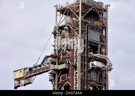 Kennedy Space Center, Florida, USA. Dezember 20, 2019. Die NASA hat seine Space Launch System (SLS) die Mobile Startplattform (MLP) von Launch Complex 39B zurück in das Vehicle Assembly Building (VAB). Der Umzug war aufgrund der hohen Winde und die Boeing Starliner Start verzögert. Die nächste Kalk die MLP taucht es wird eine voll gestapelt SLS Rakete mit soliden Motor Booster angeschlossen. Foto Julian Porree/Alamy leben Nachrichten Stockfoto