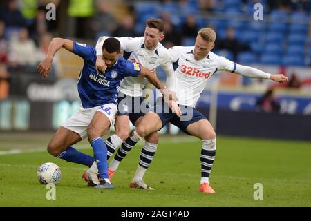 CARDIFF, WALES - Dezember 21. Curtis Nelson von Cardiff City schlachten Tom Clarke und Alan Browne von Preston North End von Preston North End während der Sky Bet Championship Match zwischen Cardiff City und Preston North End an der Cardiff City Stadium, Cardiff am Samstag, den 21. Dezember 2019. (Credit: Jeff Thomas | MI Nachrichten) das Fotografieren dürfen nur für Zeitung und/oder Zeitschrift redaktionelle Zwecke verwendet werden, eine Lizenz für die gewerbliche Nutzung Kreditkarte erforderlich: MI Nachrichten & Sport/Alamy leben Nachrichten Stockfoto