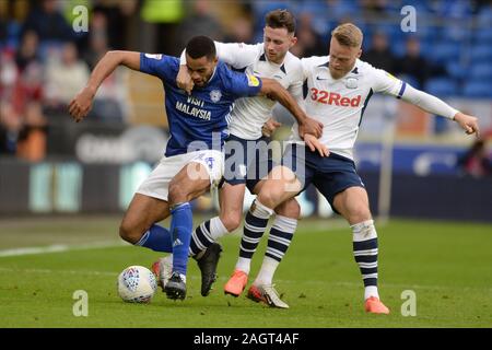 CARDIFF, WALES - Dezember 21. Curtis Nelson von Cardiff City schlachten Tom Clarke und Alan Browne von Preston North End von Preston North End während der Sky Bet Championship Match zwischen Cardiff City und Preston North End an der Cardiff City Stadium, Cardiff am Samstag, den 21. Dezember 2019. (Credit: Jeff Thomas | MI Nachrichten) das Fotografieren dürfen nur für Zeitung und/oder Zeitschrift redaktionelle Zwecke verwendet werden, eine Lizenz für die gewerbliche Nutzung Kreditkarte erforderlich: MI Nachrichten & Sport/Alamy leben Nachrichten Stockfoto