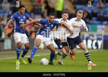 CARDIFF, WALES - Dezember 21. Curtis Nelson von Cardiff City schlachten Tom Clarke und Alan Browne von Preston North End von Preston North End während der Sky Bet Championship Match zwischen Cardiff City und Preston North End an der Cardiff City Stadium, Cardiff am Samstag, den 21. Dezember 2019. (Credit: Jeff Thomas | MI Nachrichten) das Fotografieren dürfen nur für Zeitung und/oder Zeitschrift redaktionelle Zwecke verwendet werden, eine Lizenz für die gewerbliche Nutzung Kreditkarte erforderlich: MI Nachrichten & Sport/Alamy leben Nachrichten Stockfoto