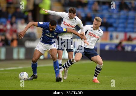 CARDIFF, WALES - Dezember 21. Curtis Nelson von Cardiff City schlachten Tom Clarke und Alan Browne von Preston North End von Preston North End während der Sky Bet Championship Match zwischen Cardiff City und Preston North End an der Cardiff City Stadium, Cardiff am Samstag, den 21. Dezember 2019. (Credit: Jeff Thomas | MI Nachrichten) das Fotografieren dürfen nur für Zeitung und/oder Zeitschrift redaktionelle Zwecke verwendet werden, eine Lizenz für die gewerbliche Nutzung Kreditkarte erforderlich: MI Nachrichten & Sport/Alamy leben Nachrichten Stockfoto