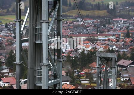 Oberstdorf, Deutschland. 21 Dez, 2019. Zwei Masten mit einziehbaren wind Netze stehen neben den großen Hügel des Audi Arena. Das neue System ist fest eingebaut und ist für die skispringer von Seitenwind zu schützen. Foto: Karl-Josef Hildenbrand/dpa/Alamy leben Nachrichten Stockfoto