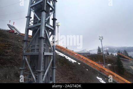 Oberstdorf, Deutschland. 21 Dez, 2019. Ein Mast mit einer ausziehbaren Wind net befindet sich neben dem großen Hügel des Audi Arena entfernt. Das neue System ist fest eingebaut und ist für die skispringer von Seitenwind zu schützen. Foto: Karl-Josef Hildenbrand/dpa/Alamy leben Nachrichten Stockfoto