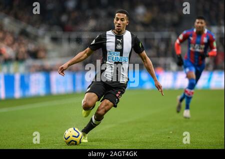 NEWCASTLE UPON TYNE, ENGLAND - 21. Dezember Isaac Hayden (14) von Newcastle United in der Premier League Match zwischen Newcastle United und Crystal Palace der St. James's Park, Newcastle am Samstag, den 21. Dezember 2019. (Credit: Iam Brennen | MI Nachrichten) das Fotografieren dürfen nur für Zeitung und/oder Zeitschrift redaktionelle Zwecke verwendet werden, eine Lizenz für die gewerbliche Nutzung Kreditkarte erforderlich: MI Nachrichten & Sport/Alamy leben Nachrichten Stockfoto