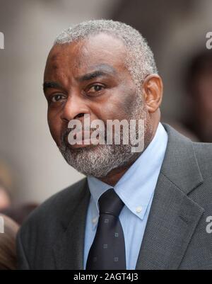 Neville und Doreen Lawrence bei der Ankunft im Old Bailey in 2012 am ersten Tag des Prozesses gegen David Norris und Gary Dobson warf der brutale Mord an ihrem Sohn Stephen Lawrence getötet bei einem rassistisch motivierten Angriff an einer Bushaltestelle in Eltham im April 1993. Stockfoto