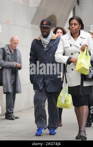 Neville und Doreen Lawrence bei der Ankunft im Old Bailey in 2012 am ersten Tag des Prozesses gegen David Norris und Gary Dobson warf der brutale Mord an ihrem Sohn Stephen Lawrence getötet bei einem rassistisch motivierten Angriff an einer Bushaltestelle in Eltham im April 1993. Stockfoto