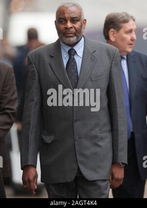 Neville und Doreen Lawrence bei der Ankunft im Old Bailey in 2012 am ersten Tag des Prozesses gegen David Norris und Gary Dobson warf der brutale Mord an ihrem Sohn Stephen Lawrence getötet bei einem rassistisch motivierten Angriff an einer Bushaltestelle in Eltham im April 1993. Stockfoto