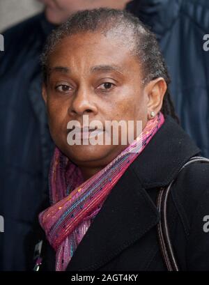 Neville und Doreen Lawrence bei der Ankunft im Old Bailey in 2012 am ersten Tag des Prozesses gegen David Norris und Gary Dobson warf der brutale Mord an ihrem Sohn Stephen Lawrence getötet bei einem rassistisch motivierten Angriff an einer Bushaltestelle in Eltham im April 1993. Stockfoto