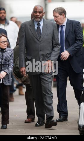 Neville und Doreen Lawrence bei der Ankunft im Old Bailey in 2012 am ersten Tag des Prozesses gegen David Norris und Gary Dobson warf der brutale Mord an ihrem Sohn Stephen Lawrence getötet bei einem rassistisch motivierten Angriff an einer Bushaltestelle in Eltham im April 1993. Stockfoto