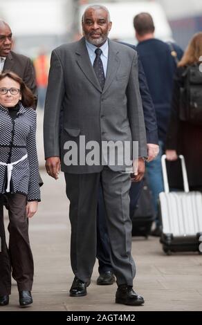 Neville und Doreen Lawrence bei der Ankunft im Old Bailey in 2012 am ersten Tag des Prozesses gegen David Norris und Gary Dobson warf der brutale Mord an ihrem Sohn Stephen Lawrence getötet bei einem rassistisch motivierten Angriff an einer Bushaltestelle in Eltham im April 1993. Stockfoto