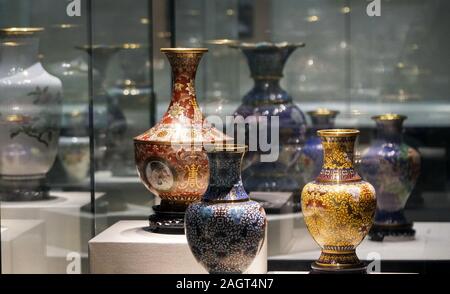 (191221) - Peking, 21. Dez., 2019 (Xinhua) - Foto am Dez. 12, 2019 zeigt cloisonne Cloisonne Kunstwerke auf der Art Museum in China in Peking, der Hauptstadt von China ausgestellt. Cloisonne, eine Weltweit bekannte traditionelle Handwerkskunst von Peking, wurde als nationale immateriellen Kulturerbes im Jahr 2006 aufgeführt. Die Herstellung von Cloisonne integriert viele professionelle Techniken wie bildende Kunst, Carving, Inlay, Glas schmelzen und Metallurgie und so weiter, die unverwechselbaren chinesischen Stil und tief greifenden kulturellen Konnotation. Peking Emaille Factory Co., Ltd., 1956 gegründet, ist das einzige Chi Stockfoto