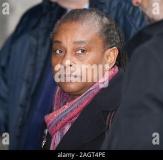 Neville und Doreen Lawrence bei der Ankunft im Old Bailey in 2012 am ersten Tag des Prozesses gegen David Norris und Gary Dobson warf der brutale Mord an ihrem Sohn Stephen Lawrence getötet bei einem rassistisch motivierten Angriff an einer Bushaltestelle in Eltham im April 1993. Stockfoto