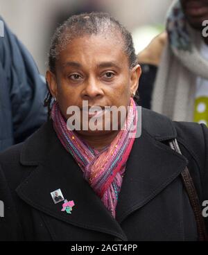 Neville und Doreen Lawrence bei der Ankunft im Old Bailey in 2012 am ersten Tag des Prozesses gegen David Norris und Gary Dobson warf der brutale Mord an ihrem Sohn Stephen Lawrence getötet bei einem rassistisch motivierten Angriff an einer Bushaltestelle in Eltham im April 1993. Stockfoto