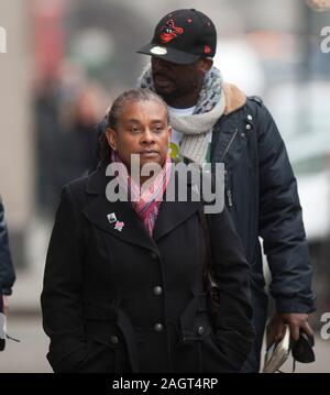 Neville und Doreen Lawrence bei der Ankunft im Old Bailey in 2012 am ersten Tag des Prozesses gegen David Norris und Gary Dobson warf der brutale Mord an ihrem Sohn Stephen Lawrence getötet bei einem rassistisch motivierten Angriff an einer Bushaltestelle in Eltham im April 1993. Stockfoto