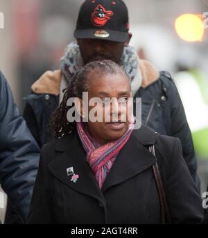 Neville und Doreen Lawrence bei der Ankunft im Old Bailey in 2012 am ersten Tag des Prozesses gegen David Norris und Gary Dobson warf der brutale Mord an ihrem Sohn Stephen Lawrence getötet bei einem rassistisch motivierten Angriff an einer Bushaltestelle in Eltham im April 1993. Stockfoto