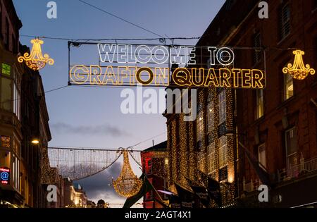 Die neue und umstrittene 'Willkommen in Grafton Viertel' Christmas lights Zeichen in Dublin, Irland. Stockfoto